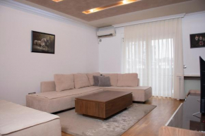 Cozy 3 Bedroom apt - Rruga B